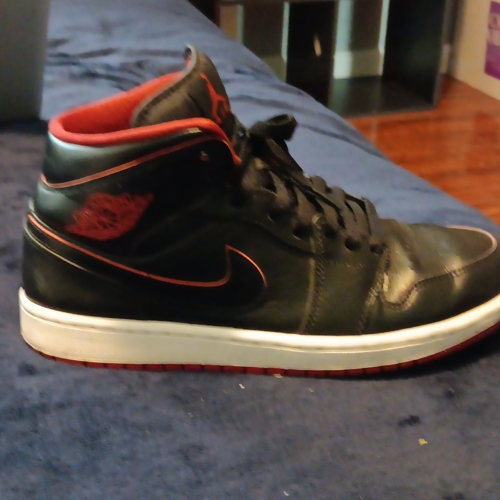 Jordan Ones size 10 men's black red and white 554724-028